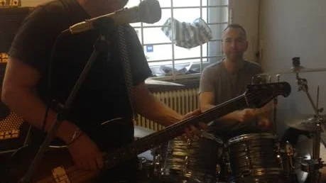 Nybildat. Philip Lalander och Jonas Qvarsebo repar med nybildade bandet Peking Punk inför bokreleasen på Dynamo.
Foto: Privat