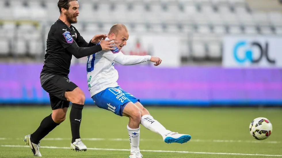 Daniel Sjölund före Nordin Gerzic.