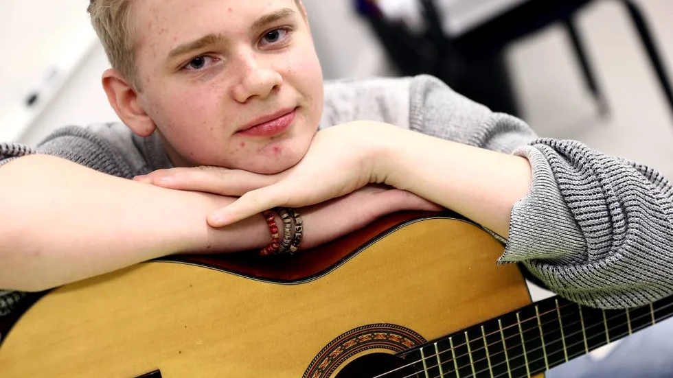 Låtsnickrare. Samuel Carlqvist vill bli snickare eller artist. Efter första låtbygget "Sorrow" var det som proppen gick ur:"Det bara blivit mer och mer låtar" säger han.
Foto: Fredrik Jonson