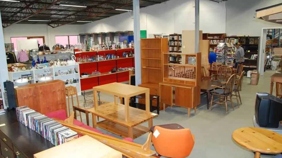 I ordning. I den nya second hand-butiken jobbar volontärerna de sista dagarna för att komma i ordning till lördagens öppnande.