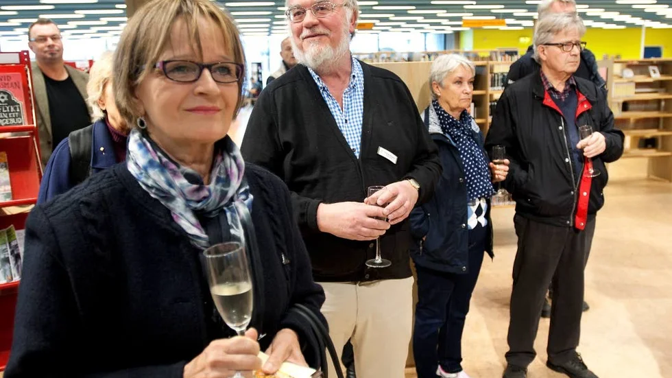 Tillkännagivandet. Många hade samlats på Stadsbibliotekets entréplan för att ta del av den tv-sända presentationen av årets Nobelpristagare i litteratur. Thomas Almqvist blev nöjd över valet.