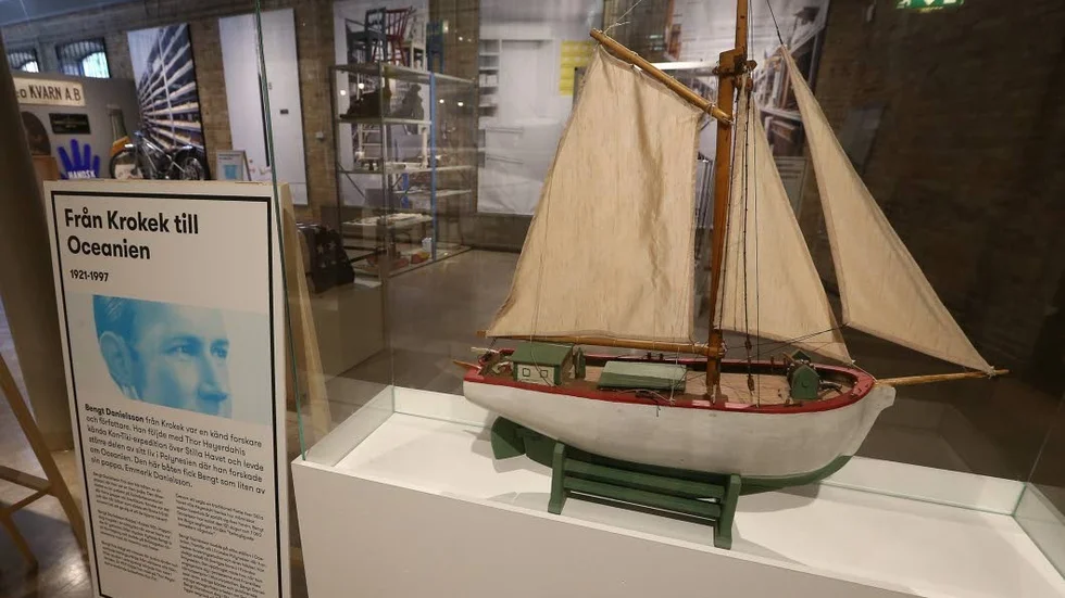 En träbåt som Bengt Danielsson fick som ung. Kanske satte den igång hans fantasi och lockade ut honom på haven senare i livet? Han följde senare med Thor Heyerdahl ut på resa över Stilla havet.