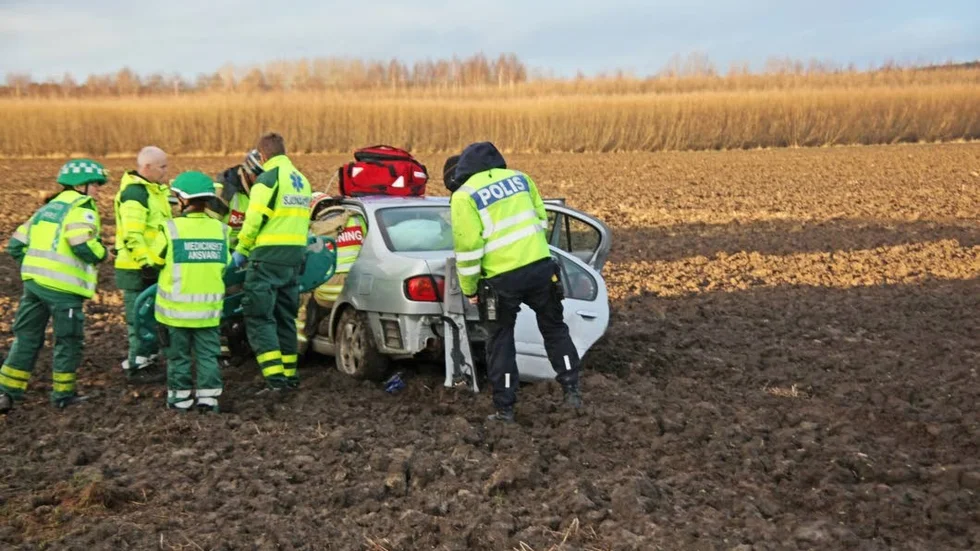 Körde av. En 48-årig kvinna fick föras till Vrinnevisjukhuset efter att ha kört ut på en åker.
Foto: Björn Persson/Wighsnews