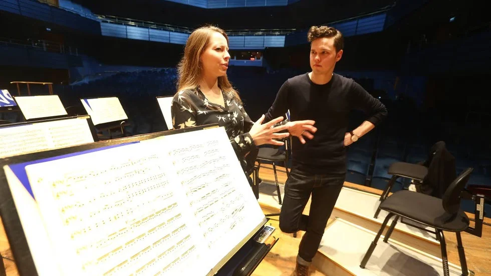 Ruut Kiiski och Andreas Eriksson, masterstudenter i orkesterdirigering vid Kungl Musikhögskolan, leder Norrköpings Symfoniorkester i en gemensam examenskonsert i De Geerhallen i kväll.
Foto: Matz Glimhed