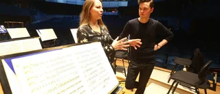 Leder orkestern med handkraft