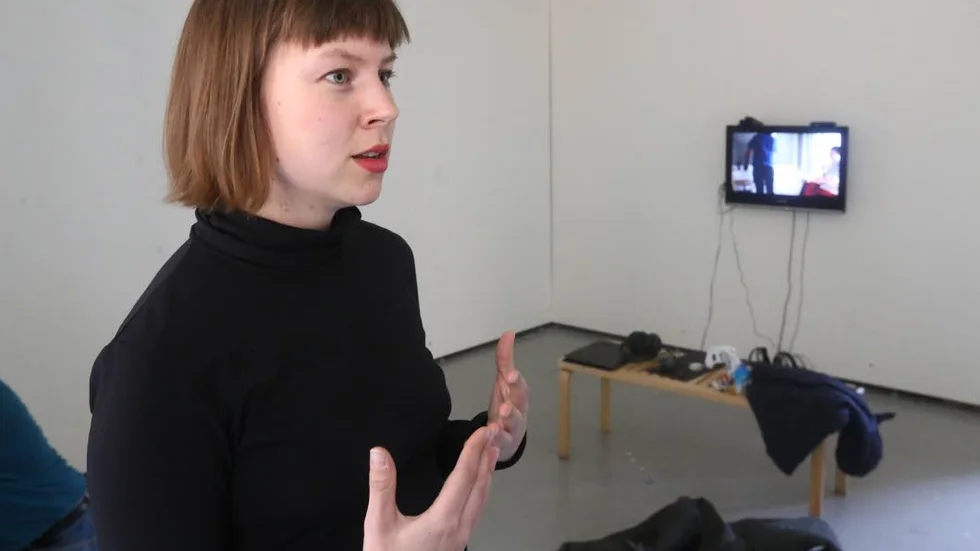 Förberedelser pågår. Rita Nettelstad berättar om utställningen strax innan vernissagen öppnar.