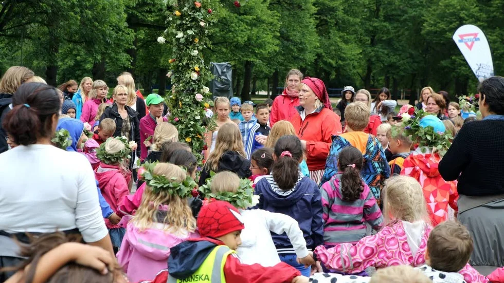 Ledde lekarna. Susanne Ekman i röd sjalett höll i danslekarna runt midsommarstången i Folkparken. Och hon hade sex ringar, fulla med deltagare, att hålla ordning på.