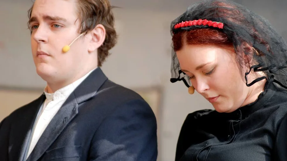 Huvudpersoner. Fredrik Ström spelar Anders Bagge och Cissi Karlsson spelar hans hustru Johanna.