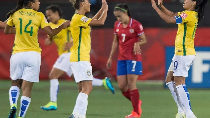 Sveriges hjältar. Raquel Fernandes sköt Brasiliens segermål bara fem minuter före slutet mot Costa Rica och skickade det svenska landslaget till åttondelsfinal.