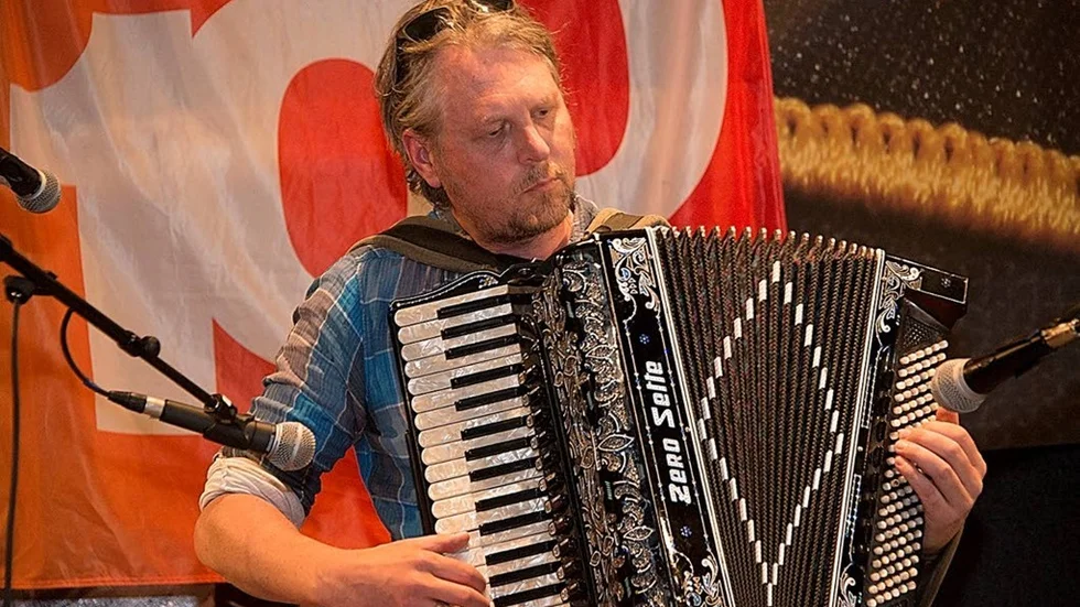 Pär Ulander, ursprungligen från Delsbo, tillhör Sveriges mest anlitade dragspelare. Han hann också med att spela på flera av årets konserter med Inlandsbanefestivalen.