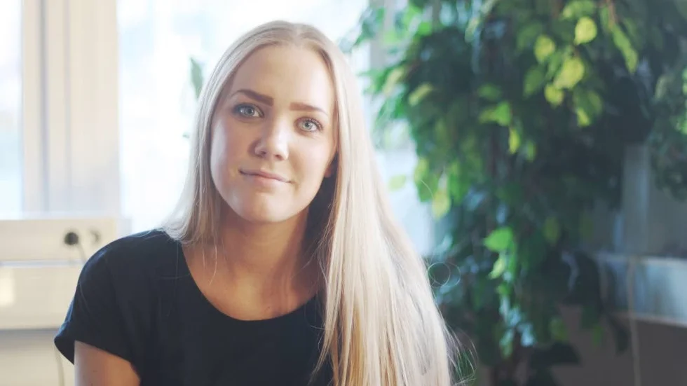 Rebecca Stridsman arbetar som uppsökare på UngKraft. Hon är också med på deltagargruppens träffar. ”Jag tror man kan tycka det är skönt att ha någon lite yngre att prata med”, säger hon.