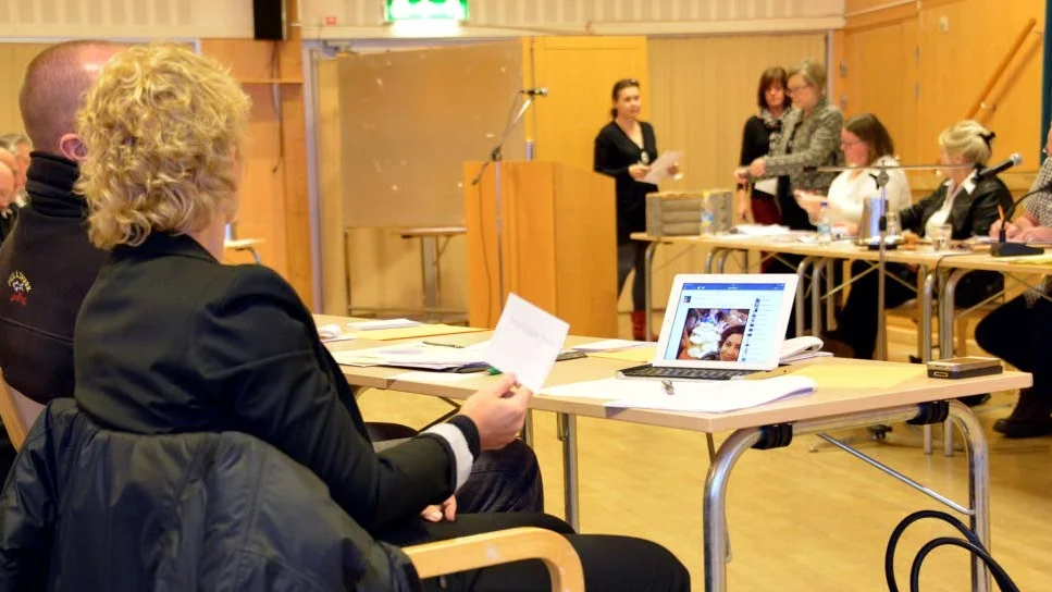 Britta Flinkfeldt Jansson och hennes partikamrater visade röstsedlarna för varandra.