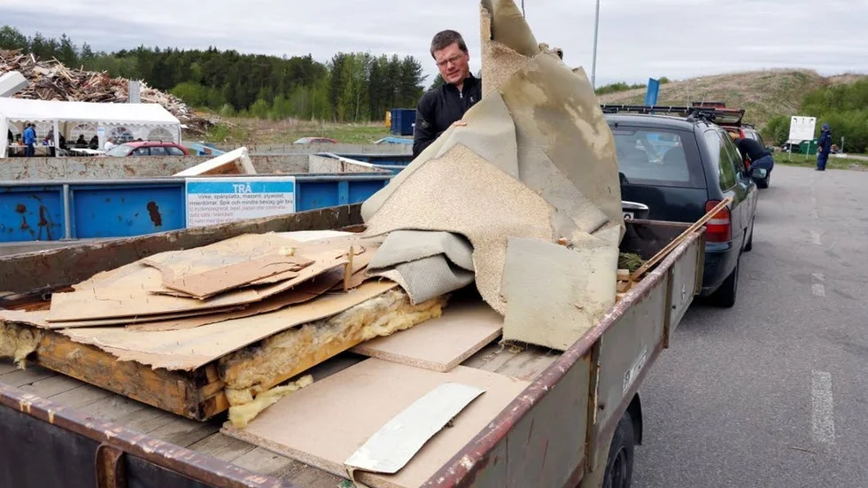 David Vikberg från Roknäs hade fullt upp med att köra bort skräp under söndagen. "Vi håller på att renovera hemma i Roknäs, så det blir ett och annat lass hit", förklarade han.