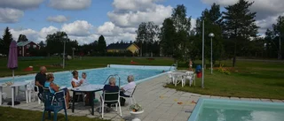Alla hjälps åt att driva byns bassäng