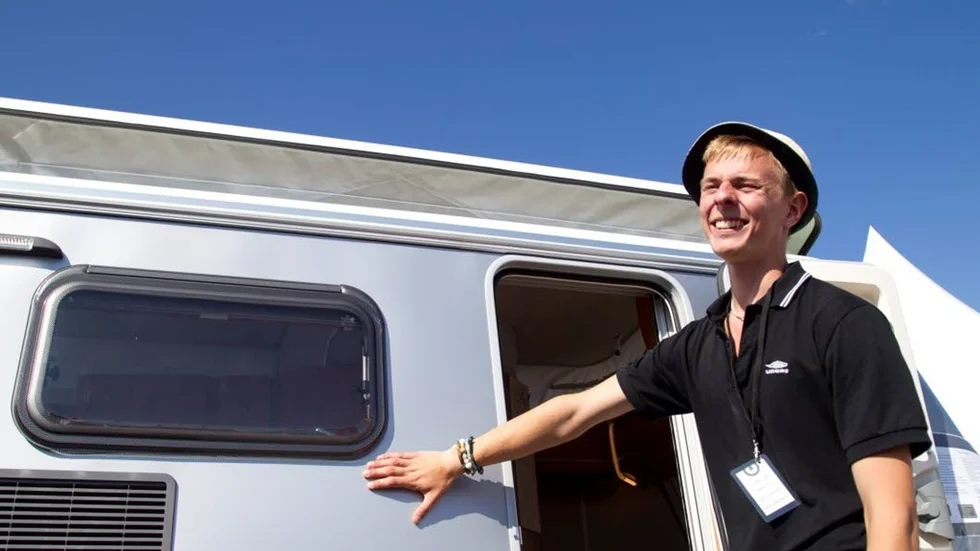 Johan Persson skriver, bloggar och bor förstås i husvagn. ”Husvagnslivet är så fritt, man behöver inte så mycket bohag”, säger Johan Persson från Fritsla.