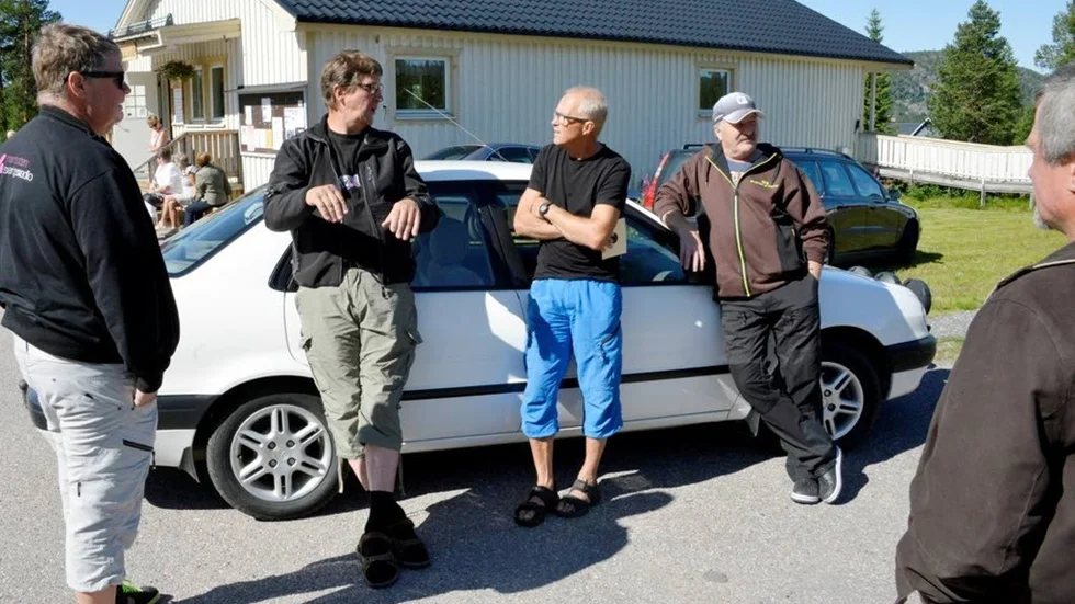 Laisvalldagen lockar fram snacket och här berättar Karl-Lennart Lundmark ( i mitten) om när han cyklade hem från Arjeplog på lånad cykel när han fått punka på mopeden. Ulf Larsson, Sture Sundström, Gösta Carlsson och Ivar Andersson lyssnar.