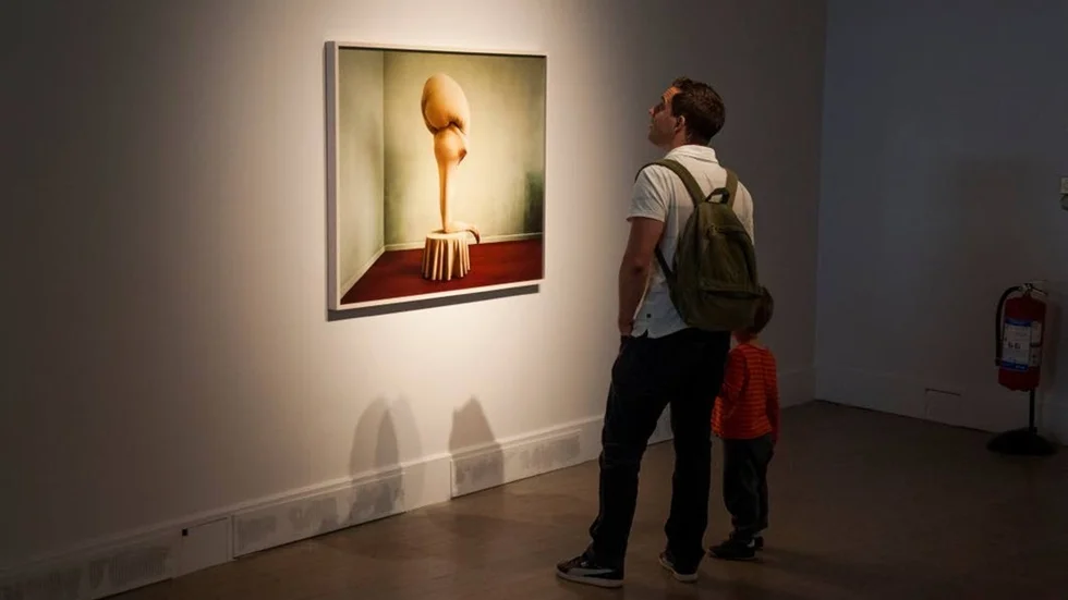Surrealistisk fotokonst med Dalí-inslag på Kulturens Hus i Luleå.