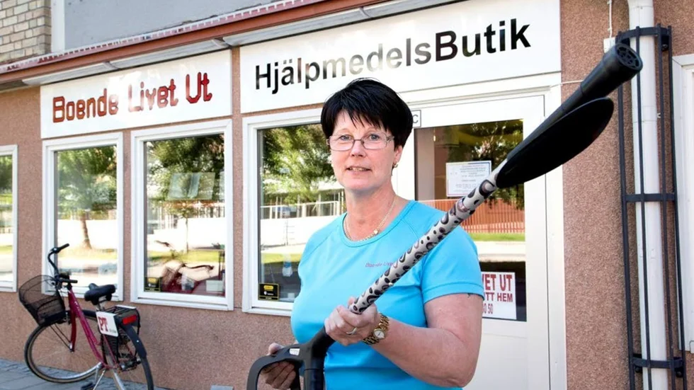 Christina Eriksson utanför sin nystartade butik, som säljer fiffiga och vackra hjälpmedel. Varför ska en krycka vara trist till exempel? Den kan ju vara prickig...