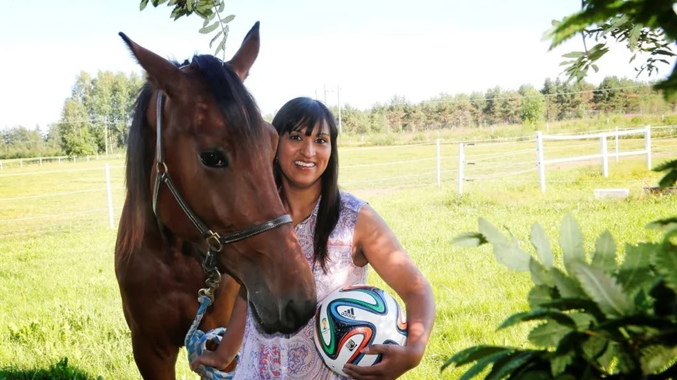 37-åriga Johanna Hedströms intressen är både hästar och fotboll. "Det är avkoppling att komma ut och rida i skogen, det är underbart", säger hon.