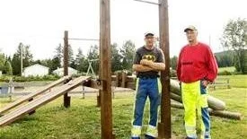 Per-Ingvar Andersson och hans bror Fingal Andersson har snickrat ihop utegymet intill fotbollsplanen i Nybyn.