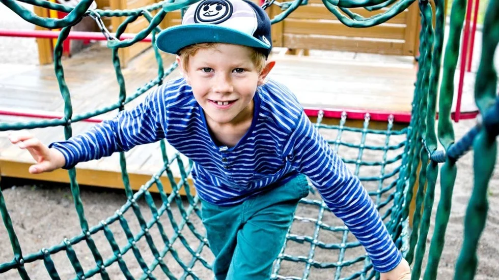 Det är sommarlov och för Klas Klättermus, förlåt Elias Laestander, är alla tankar på skola och skolskjuts långt borta just nu.