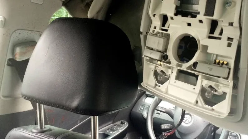 Taket på bilen trycktes ner vid krocken med älgen.