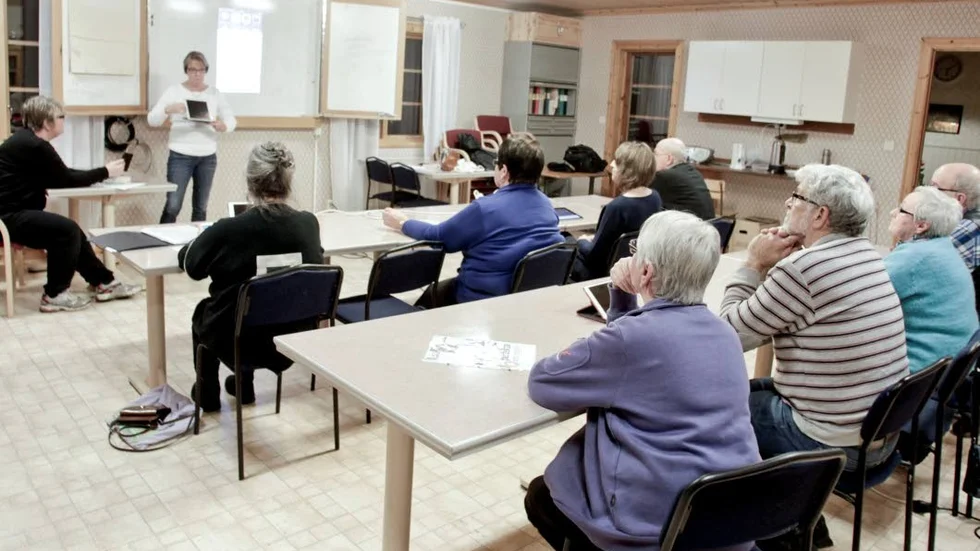 Pensionärer från Jävre fick på måndagskvällen lära sig att hantera surfplattor och smarta telefoner.