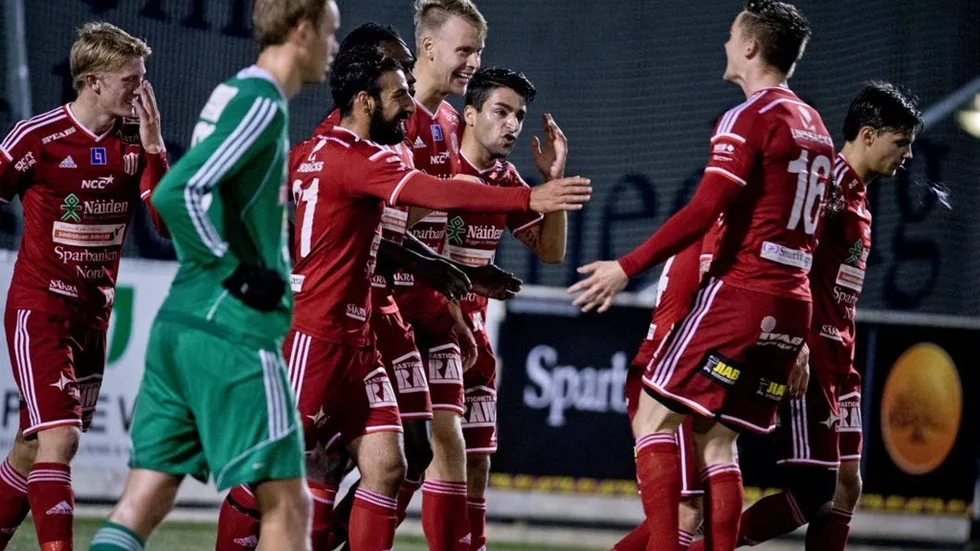 Piteå IF:s herrar jublar efter derbyvinsten mot Boden.