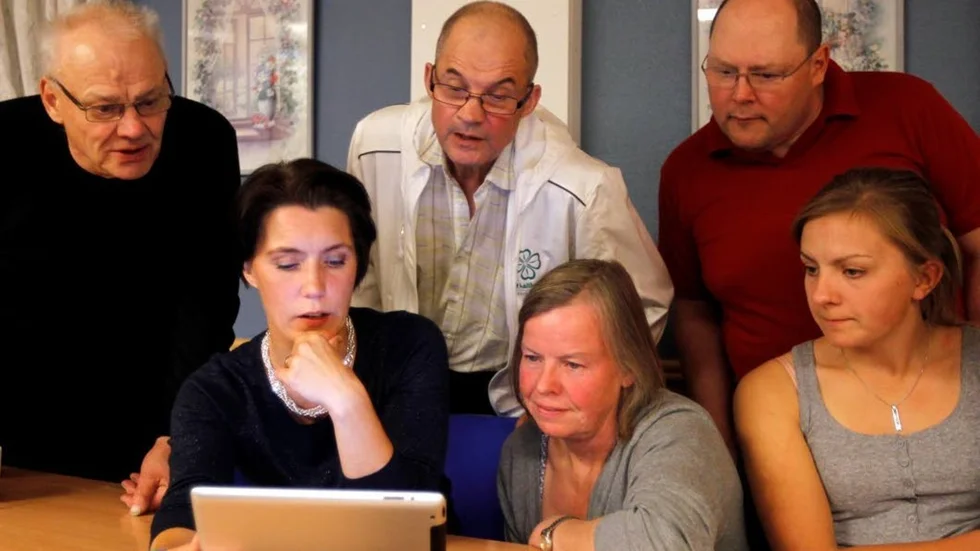 Centerpartiet följde valresultaten via tv och Matilda Wiklunds iPad. Att partiet backar ser de inte som någon överraskning.