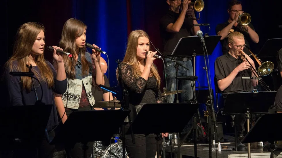 Clara Persson, Katarina Lindmark och Clara Kristoffersson sjöng några av låtarna.