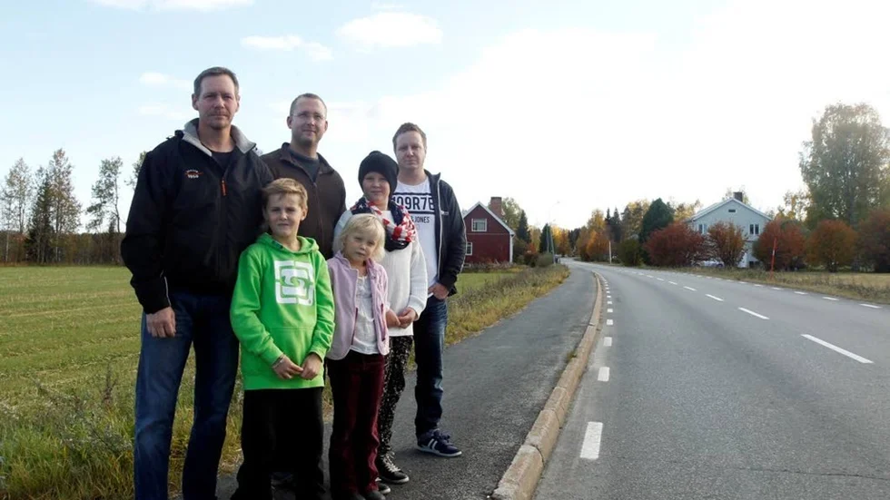 Robert Isaksson, Rickard Granström och Patrik Isaksson är trött på de höga hastigheterna. Edwin Isaksson, Alma Granström och Julia Granström får inte vara nära vägen.