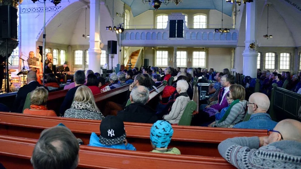 Final i Arjeplogs kyrka för samiska kulturveckan. 135 personer kom för att lyssna till konserten med ÁRA.