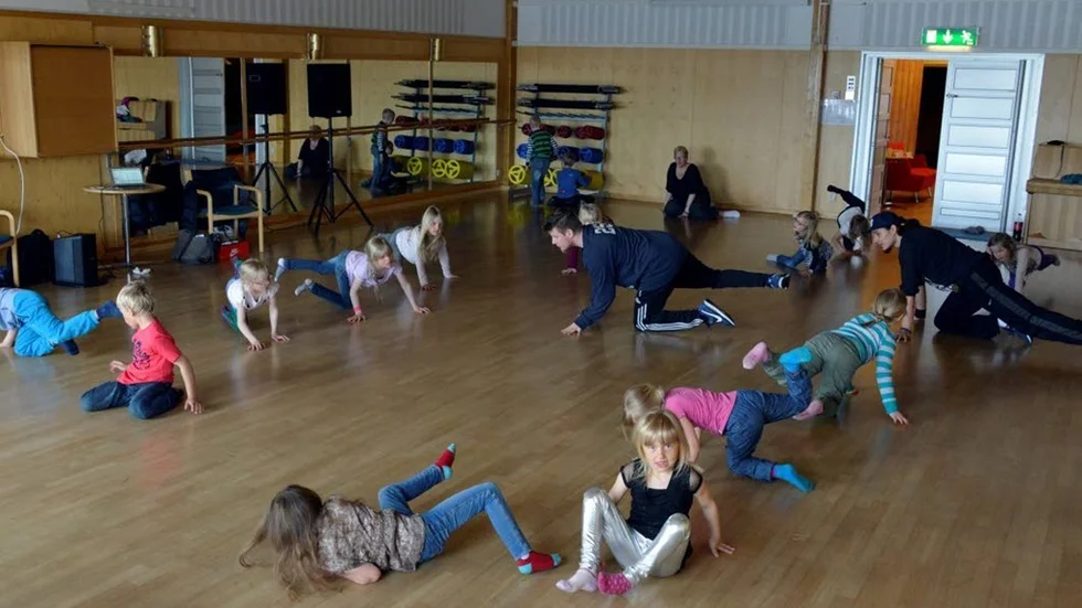 Jouni Vesa visar sexåringarna en snurr man kan göra när man dansar breakdance. Till höger hans kompanjon Mark Lainio.