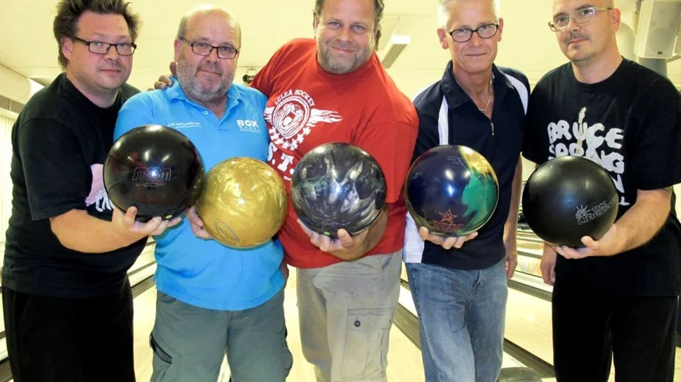 Fem av Piteå BK:s bowlingveteraner, från vänster: Stefan Snell, Leif Sandberg, lagledaren Carl Wikhede, Anders Fromm och Jörgen Iversen. Piteå BK är kvar i Nordallsvenskan där målet är att bli bland de tre bästa lagen. ”I så fall blir det spel i Nordallsvenskan och det ska vi klara den här gången”, säger Carl.