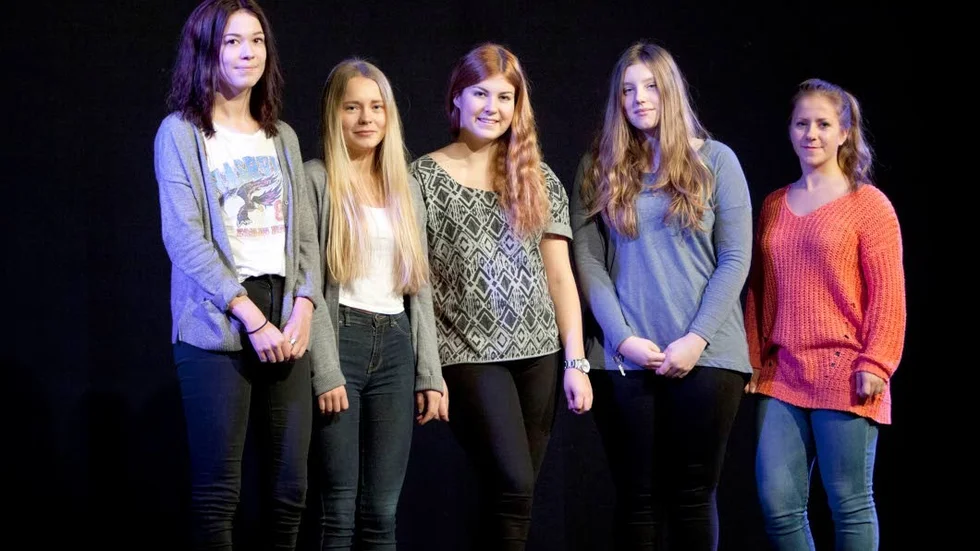 Tjejerna vill ha mycket publik till föreställningen. Med många medverkande kommer många anhöriga.