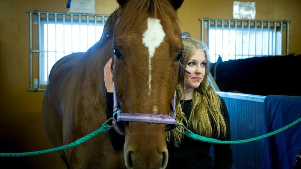 Tova Johansson Närvä har alltid varit hästintresserad.
”Vi har alltid haft häst och jag har ridit länge. Jag funderar på att läsa djurvård då jag vill bli veterinär. Jag är väldigt djurintresserad och har även en hund och en katt hemma”, berättar hon.