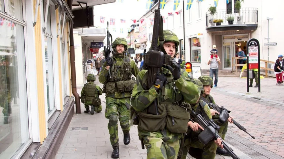 Bataljonen hölls sig mot husväggarna för att få skydd.