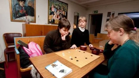 Simon Grandell och Celina Bené började spela Go i år. Här får de instruktioner av Ida Enbrant i hur man kan förbereda nästa drag.
