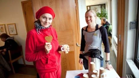I kyrkan bjöds det på kaffe och pepparkakor, Olga Reino lät sig väl smaka.