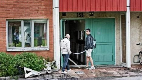 Boende på Grundläggaregatan tittar in i den vattenfyllda trappuppgången.