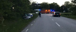 Nära frontalkrock i Gamleby – sedan körde han i diket • Nu döms föraren för flera brott
