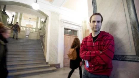 Gymnasieläraren Marcus Claesson ställer sig frågande till förslaget om fotboja och utegångsförbud för unga, dömda brottslingar.
- Det är en enkel lösning för samhället, men är det rätt och bra för individen? Risken finns att det sätter en stämpel på ungdomarna och att det leder vidare på den kriminella banan.