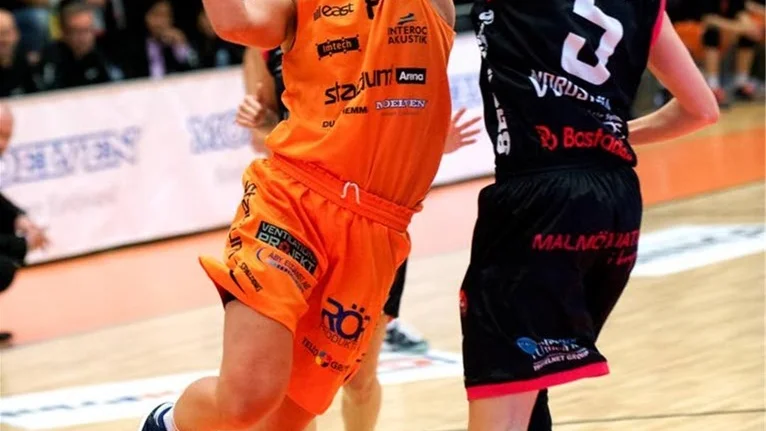 Frida Aili var poängbäst när Dolphins damer besegrade Uppsala-Sallén med 80-72 i lördags.