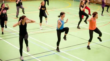 Zumba pågår här för fullt i Råsslaskolans gymnastiksal.