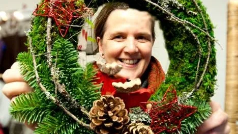 Floristen Katharina Wöbel, sålde sina egenhändigt tillverkade julkransar på Hults Bruks julmarknad.
