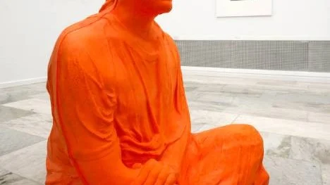 Fredrik Wretmans skulptur "Goatrans" har intagit golvet. Figuren bär konstnärens egna drag och är skapad av polyuretan.