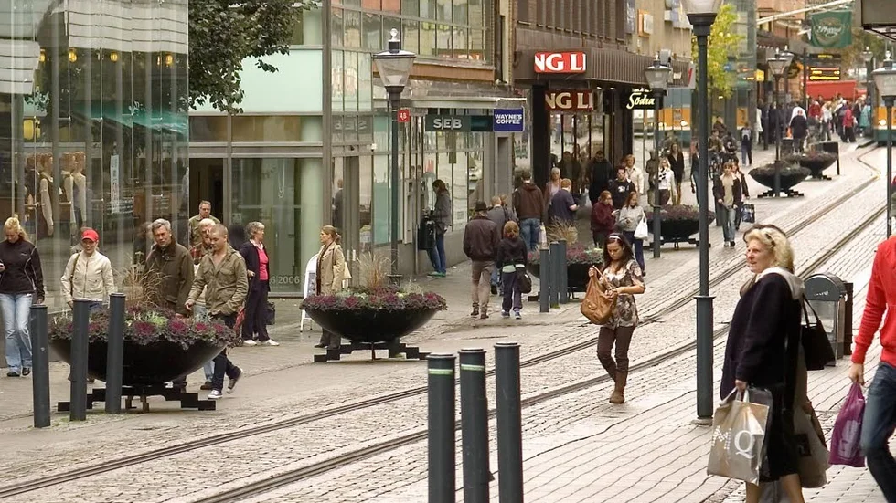 Fler och fler för varje år blir nu Norrköpingsborna. Men jobtillväxten, den har beklagligt nog inte alls hunnit med.