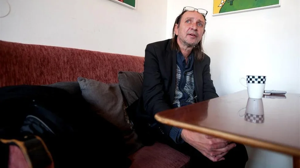 "En redaktör på Norstedts gillade boken direkt, och försökte saluföra den på förlaget. Det gick inte. Det var inget fel på boken, men jag var för okänd." berättar Tony Thorén under sitt besök i Norrköping och tillägger: " Men nu märker jag på journalister att det är mer spännande att jag ger ut den själv. Akademibokhandeln började jaga mig, inte tvärtom."