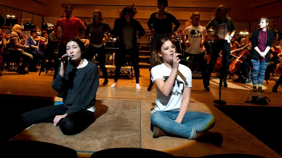 Liv Andersson-Innergård och Emelie Woodhouse under måndagens repetition av Kollison, ett musikaliskt samarbete mellan Symfoniorkestern och De Geergymnasiet Musik.