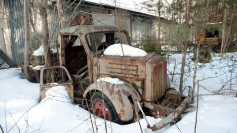 Här är en av de skrotbilar som "pryder" vägkanten vid Älvåsvägen i Kimstad. En "prydnad" som dock alltfler i Kimstad hoppas ska försvinna snart, om inte annat med hjälp av Norrköpings kommun och ett vitesföreläggande.